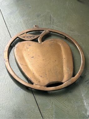 🧡 2/$15 🧡 Brass Apple Wall Hanging/Trivet - Vintage Brass Decor
